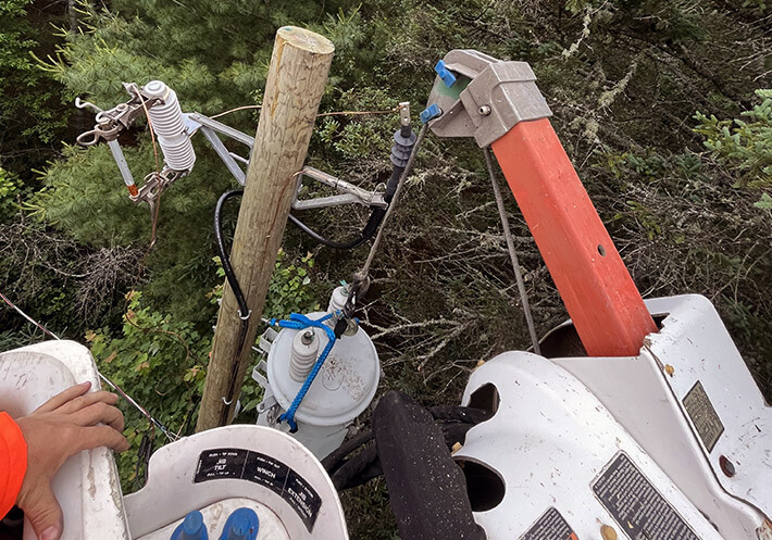 Action RL Electrique, installation de poteau électrique.