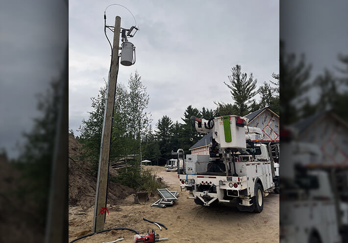 Action RL Electrique, installation de poteau électrique.